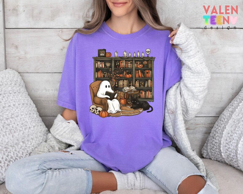 Comfort Colors® Retro Ghost Reading Shirt, Halloween Librarian Tee 画像 6