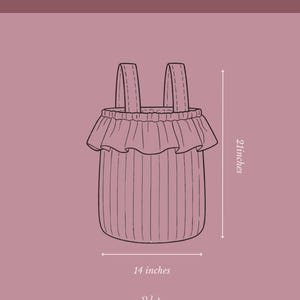 Puede incluir: Dibujo lineal de una camiseta sin mangas con escote con volantes y tirantes. La camiseta sin mangas mide 35,56 cm de ancho y 53,34 cm de alto. El texto "Finished Product" está en la parte superior de la imagen.