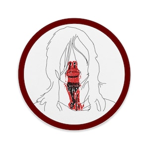 Könnte beinhalten: Ein roter Kreis mit weißem Hintergrund und einer schwarzen Linienzeichnung einer Person mit langen Haaren. Der Mund der Person ist offen und rote Farbe tropft aus ihrem Mund und ihrer Nase.
