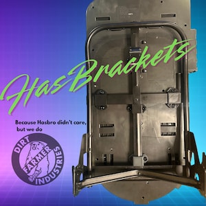 Puede incluir: Un sistema de soporte de plástico y metal gris oscuro con el texto "Has Brackets" en escritura verde. La imagen incluye el texto "Because Hasbro didn't care, but we do" y un logotipo de Dirt Farmer Industries.
