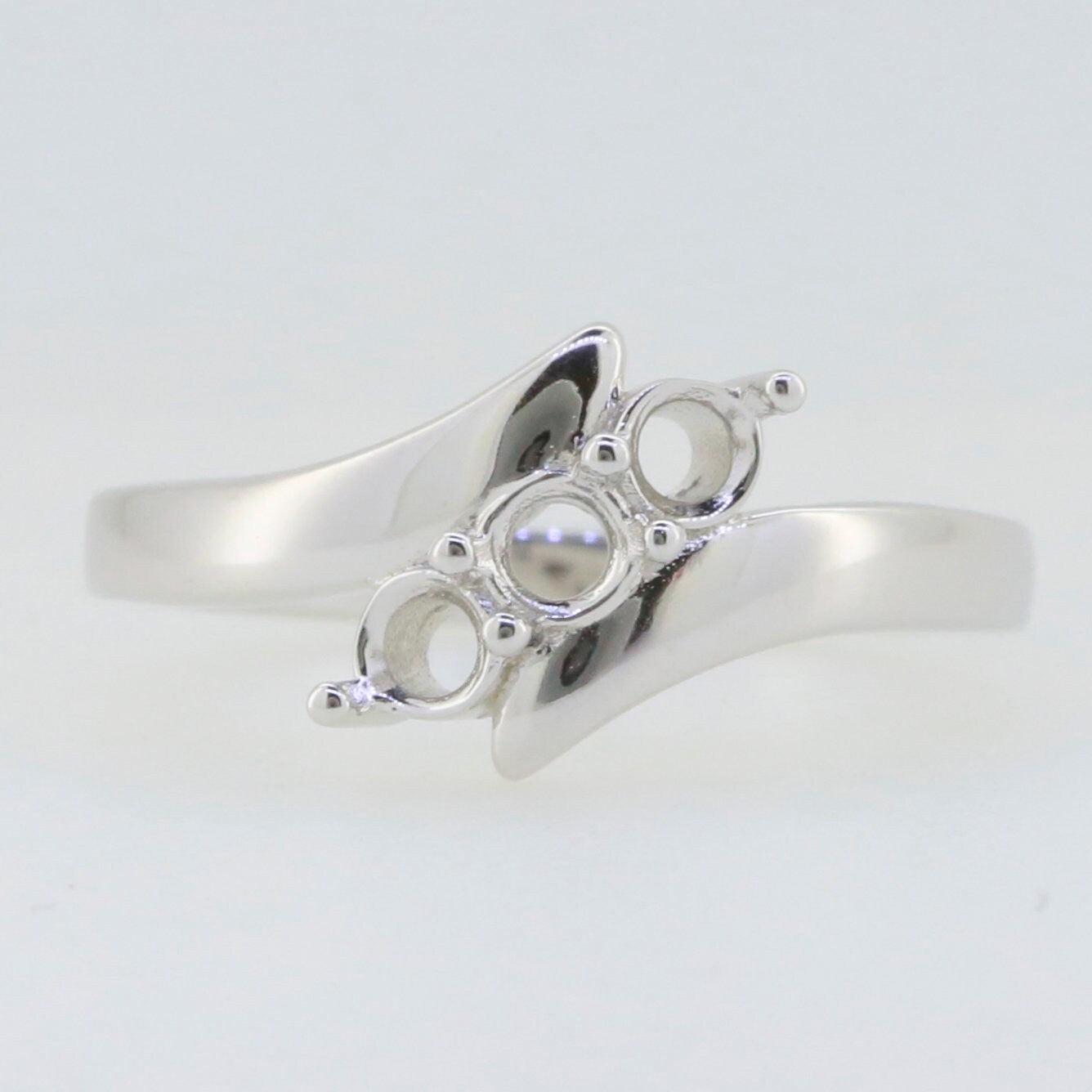 Bague en argent rhodié trois rangs pierre sertie clos en zirconium