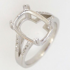 Montura de anillo de plata de ley con forma de cojín, 14 x 10 mm, vástago dividido con topacio blanco.