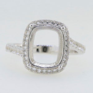Anillo de plata de ley con montura semicircular CU de 12 x 10 mm con topacio blanco