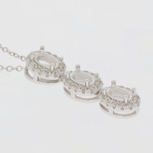 925 Silber Aufhängerfassung Oval OV 6 x 4 mm Weißer Topas Halo 3 Steine