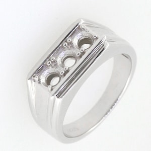 Montura de anillo semi-montada redonda para hombre en plata de ley, estilo RD 4x4 con 3 piedras.