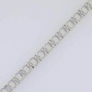 Montura de pulsera de tenis de plata de ley con engaste redondo RD de 4 x 4 mm.