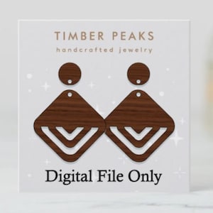 Puede incluir: Una descarga digital para un par de pendientes de madera. Los pendientes son marrones y tienen un diseño geométrico. El texto "TIMBER PEAKS handcrafted jewelry" y "Digital File Only" está en la tarjeta.