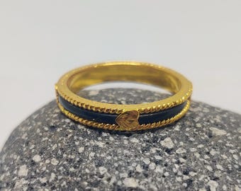 Elegant 22kt Gold Ring with Unique Elephant Hair Inlay