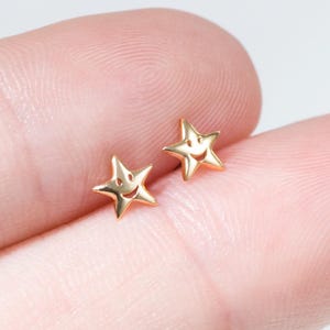 14k massief gouden smiley-steroorbel schattige uitgesneden ster kraakbeen oorbel helix tragus conch oorbel neuspiercing platte achterkant draadloze stud