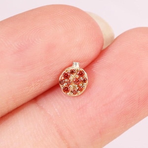Pendiente de botón de granada en oro macizo de 14 k, pendiente sin rosca, bonito piercing de caracola, pendiente de hélice, pendiente de trago, pendiente minimalista con parte trasera plana de circonita roja.