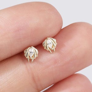 14k Solid Gold Flying Insects Stud Animal Cartilage Piercing Minimalist Tragus Piercing Helix Conch Jewelry Flat Back Earring Threadless End