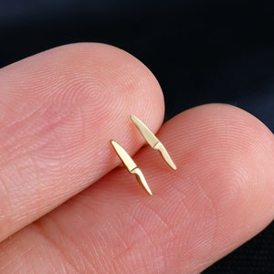 Pendiente de perno de juguete de oro macizo de 14K Perno de hélice de oro Pendiente de tragus de perno de caracola de 14K Pendiente de cartílago de juguete lindo Pendiente de espalda plana de perno de juguete delicado