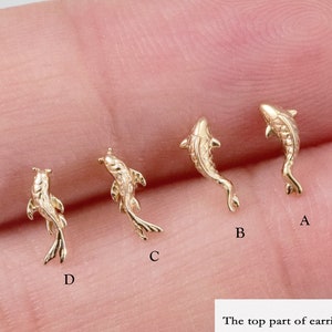 Pendiente de cartílago con forma de pez koi de oro macizo de 14k, pequeño pendiente para trago, hélix, concha, piercing, bonito pendiente minimalista, pendiente con parte trasera plana