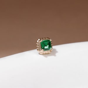 14KソリッドゴールドエメラルドCZスクエアスタッドピアス、輝くグリーン軟骨ピアス、繊細なハンドメイドフラットバックジュエリーギフト（彼女への贈り物）