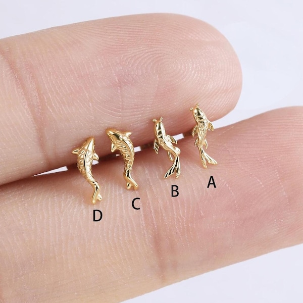 Winziges Geschöpf: Ohrstecker aus 14-karätigem Gold mit Koi-Fisch-Innengewinde, süßer Tragus-, Conch-, Helix- und Knorpelpiercing mit flacher Rückseite.
