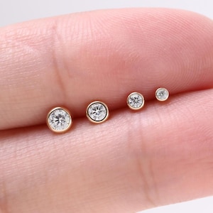 Brinco de Ouro Maciço 14K com Diamante em Moldura, Pequeno Pino de Moissanita, Vários Tamanhos, Joia para Piercing na Cartilagem e Hélix, Brinco de Zircônia Cúbica com Base Plana