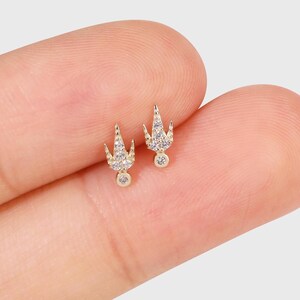 Pendiente de oro macizo de 14 k con circonita cúbica en forma de corona, con forma de pico, para cartílago, hélice, caracola, perforación de trago, parte trasera plana.