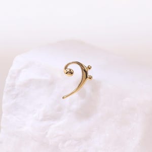 14K gouden rollende golf studoorbel kleine noot kraakbeen studs schattige helix conch tragus piercing draadloze platte achterkant oorbel cadeau voor haar