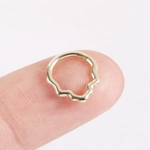 Anneau de septum en or massif 14 carats avec bordure festonnée, cerceau de Daith, anneaux de nez en or, boucle d'oreille articulée en tragus, cerceau de cartilage en hélice courbe florale 16 g