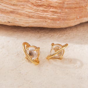 Pendiente de botón con diseño de planeta en oro macizo de 14 quilates, con gema pulida, para cartílago, hélice, lóbulo y trago, minimalista, con pasador de presión y parte trasera plana, joyería celestial.