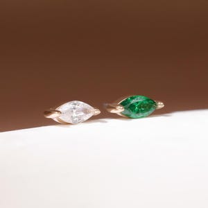 Pendiente de cartílago de oro macizo de 14 quilates con forma de marquesa, pequeño, con esmeralda verde brillante, concha, hélix, parte trasera plana, joyería fina hecha a mano.