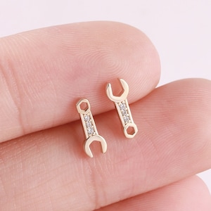 14K ソリッド ゴールド レンチ スタッド イヤリング ゴールド ヘリックス スタッド 14K コンク スタッド トラガス イヤリング キュートな軟骨イヤリング 上品なスタッド フラット バック イヤリング