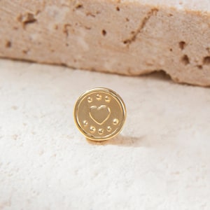 14K ソリッド ゴールド ハート スタンプ スタッド イヤリング ゴールド 彫刻 ハート スタッド 軟骨ピアス ヘリックス トラガス コンク イヤリング フラット バック イヤリング トレッドレス エンド