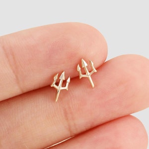 14k Solid Gold Trident Bolzen Ohrring Tiny Neptun Herrschenden Planeten Knorpel Ohrring Tragus Conch Bolzen Helix Piercing Flach Drücken Ohrring zurück