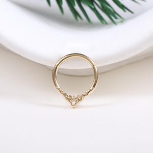 14K massivt guld texturmönster Helix Huggie Hoop delikat V-formad segment septumring minimalistisk brosk Daith Conch sömlös Clicker