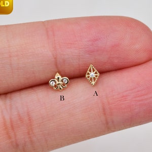Brinco de pino em forma de flor de lis em ouro maciço 14K Brinco de cartilagem em losango pequeno Brinco de pino em forma de hélice em losango Tragus Brinco de concha com parte traseira plana