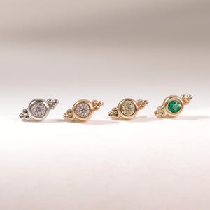 Pendiente pequeño de oro macizo de 14 quilates con cuentas, ideal para cartílago, hélix o tragus. Joyería artesanal sin rosca y con parte trasera plana.