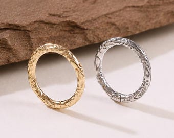 Piercing de nariz em ouro maciço 14K com padrão de pétalas, delicado, articulado, com gravação, para daith, septo, tragus, hélix e cartilagem. Feito à mão. Ideal para presente.