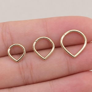 14k massivt guld triangel septumring droppformad gångjärnsförsedd clicker hoop V-formad näsring brosk daith tragus örhänge septum clicker hoop 16g