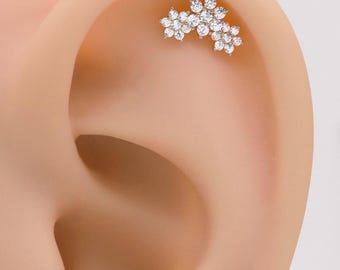 Pendiente de cartílago de oro macizo de 14k con tres flores, delicado pendiente plano con forma de flor, para hélix, tragus o concha, con cierre de rosca.