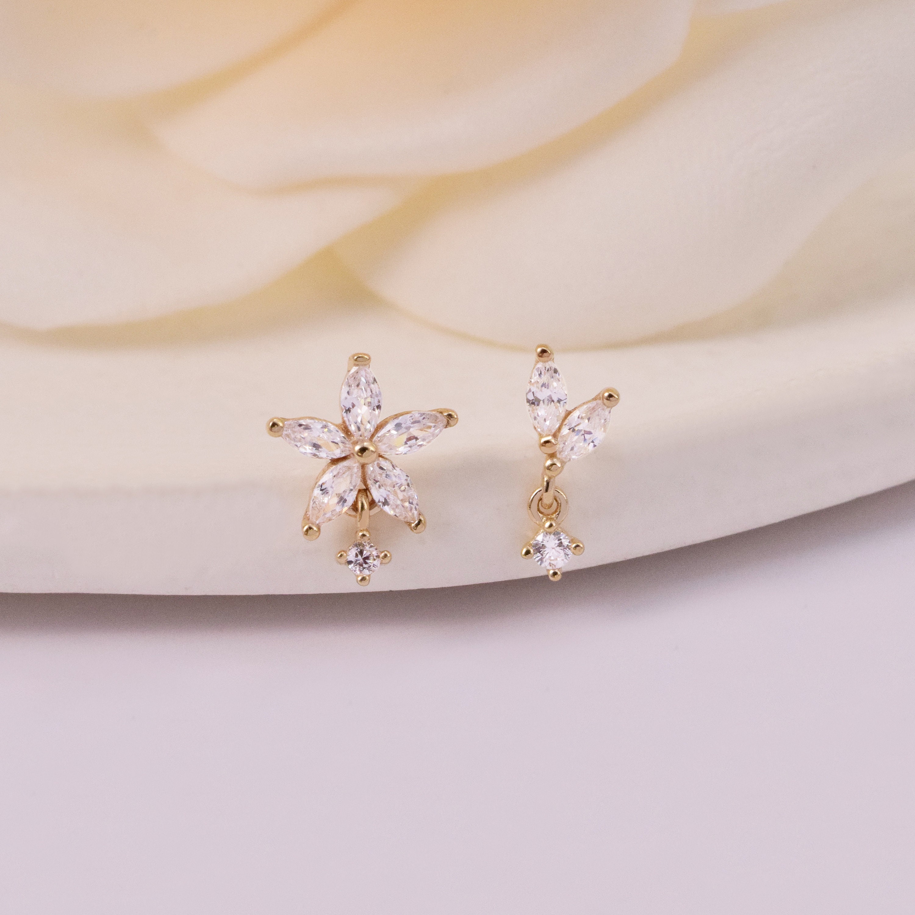 【wing bling】[14K post] Fior flower drop one-touch earring 14k Gold Cartilage Flower Piercing, Helix Piercing, Marquise