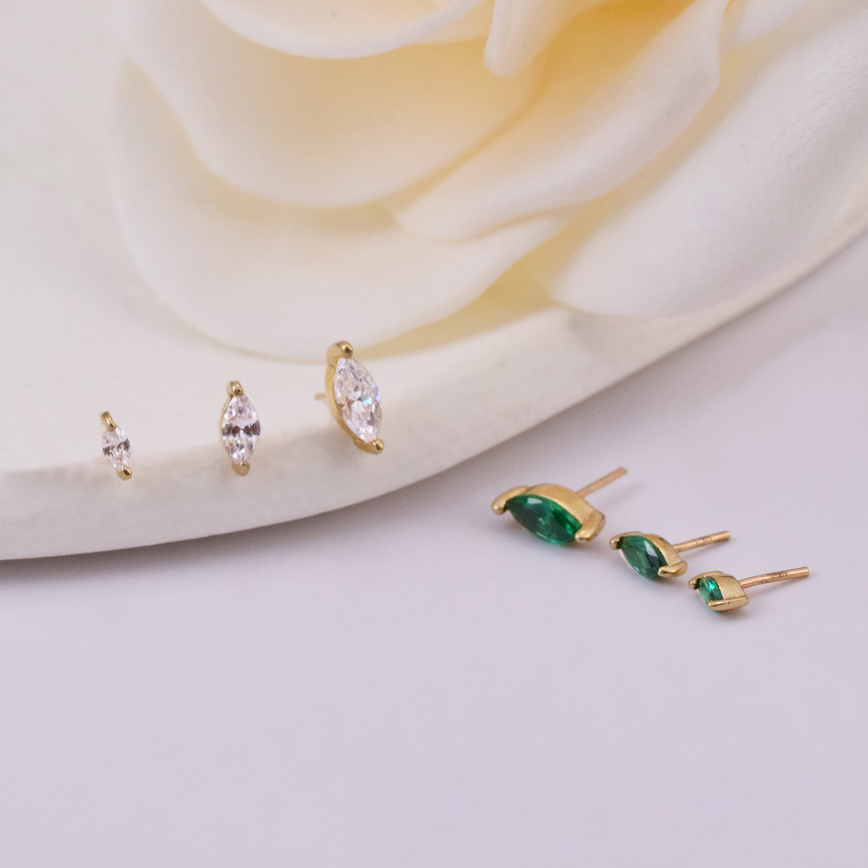 14Kソリッドゴールドタイニーマーキス軟骨ピアス、プッシュイン 