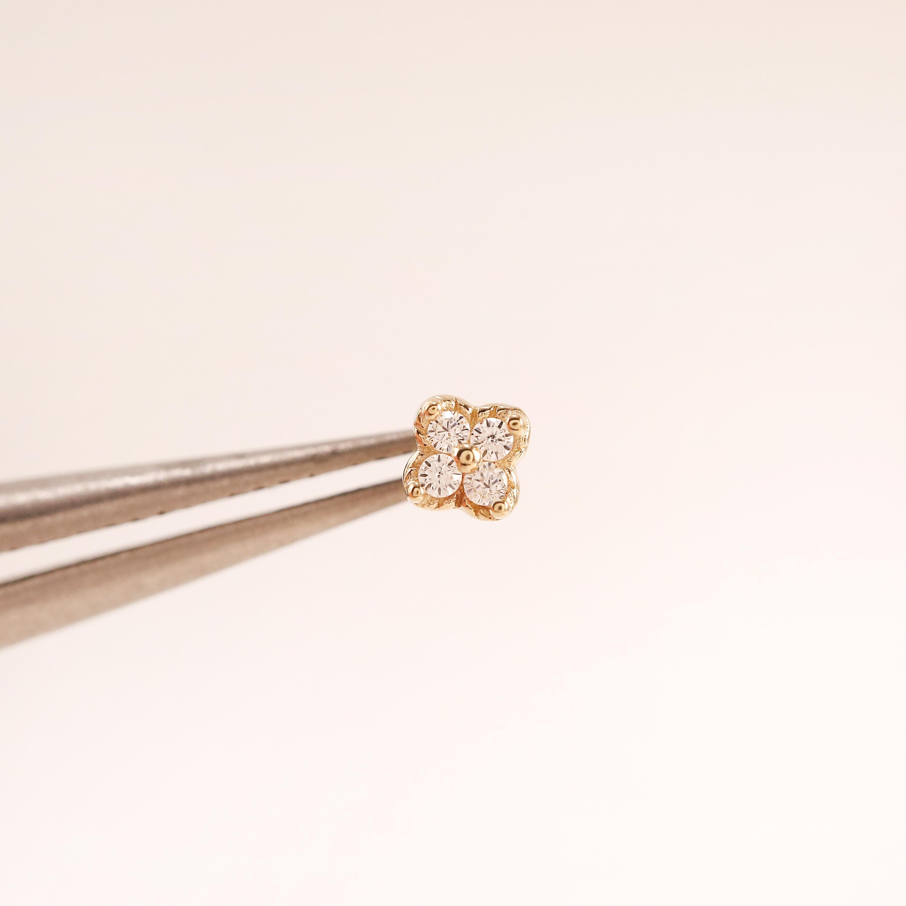 14Kソリッドゴールドフローラルスタッドイヤリングゴールドクローバー