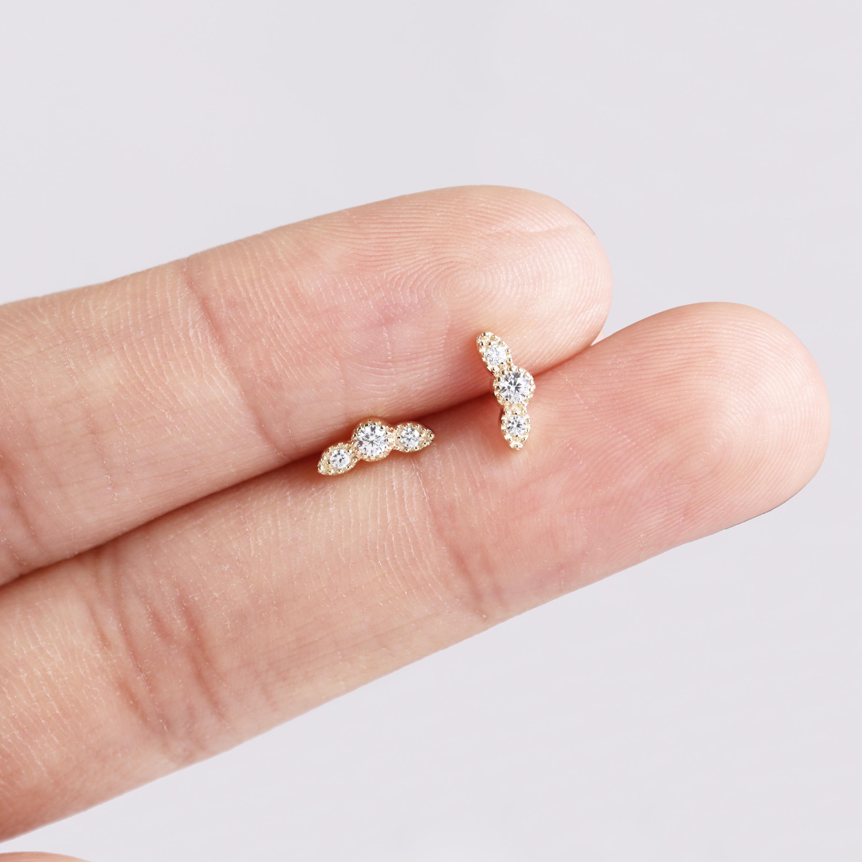 14k Solid Gold Curved Cluster Stud Earring Dainty Climber Cartilage Stud Milgrain Triple Stone Helix Tragus Conch Piercing Gift For Her