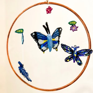 Móvil colgante redondo de mariposas y polillas