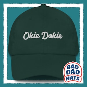 Peut inclure: Une casquette de baseball vert foncé avec un texte brodé blanc qui dit "Okie Dokie". La casquette a une visière incurvée et un patch de logo blanc qui dit "Bad Dad Hats".