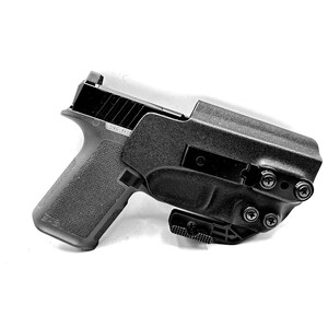 Puede incluir: Una pistola negra con una funda negra. La funda tiene un clip de metal y est&aacute; asegurada con tornillos.