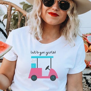 エクスプレス配送 レッツゴーガールズゴルフTシャツ、ガールゴルファー、ゴルファーへのギフト、ゴルフカートTシャツ、ゴルフガールへのかわいいギフト