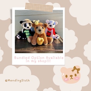 Peut inclure: Un ensemble de quatre animaux en peluche crochet&eacute;s, comprenant un panda, un ours et deux ours polaires. Le panda porte un chapeau et tient une tige de bambou. L'ours tient un pot de miel. L'un des ours polaires porte une &eacute;charpe rouge. Le texte "Bundled Option Available in my shop!!" est &eacute;crit sous l'image. Le texte "@MendingSloth" est &eacute;crit sous le texte.