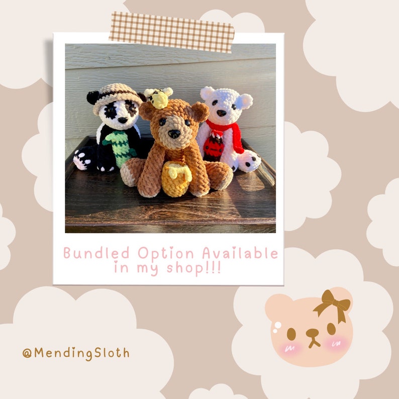Peut inclure: Un ensemble de quatre animaux en peluche crochet&eacute;s, comprenant un panda, un ours et deux ours polaires. Le panda porte un chapeau et tient une tige de bambou. L'ours tient un pot de miel. L'un des ours polaires porte une &eacute;charpe rouge. Le texte "Bundled Option Available in my shop!!" est &eacute;crit sous l'image. Le texte "@MendingSloth" est &eacute;crit sous le texte.