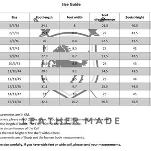 K&ouml;nnte beinhalten: Eine Gr&ouml;&szlig;entabelle f&uuml;r Stiefel mit Spalten f&uuml;r US/UK/EU-Gr&ouml;&szlig;en, Fu&szlig;l&auml;nge, Fu&szlig;breite, Fu&szlig;umfang, Stiefelh&ouml;he und Wadenumfang in Zentimetern. Ein blasses Pferdelogo ist im Hintergrund des Tabellentextes zentriert abgebildet.