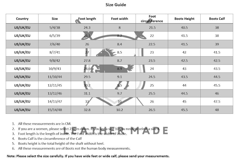 K&ouml;nnte beinhalten: Eine Gr&ouml;&szlig;entabelle f&uuml;r Stiefel mit Spalten f&uuml;r US/UK/EU-Gr&ouml;&szlig;en, Fu&szlig;l&auml;nge, Fu&szlig;breite, Fu&szlig;umfang, Stiefelh&ouml;he und Wadenumfang in Zentimetern. Ein blasses Pferdelogo ist im Hintergrund des Tabellentextes zentriert abgebildet.