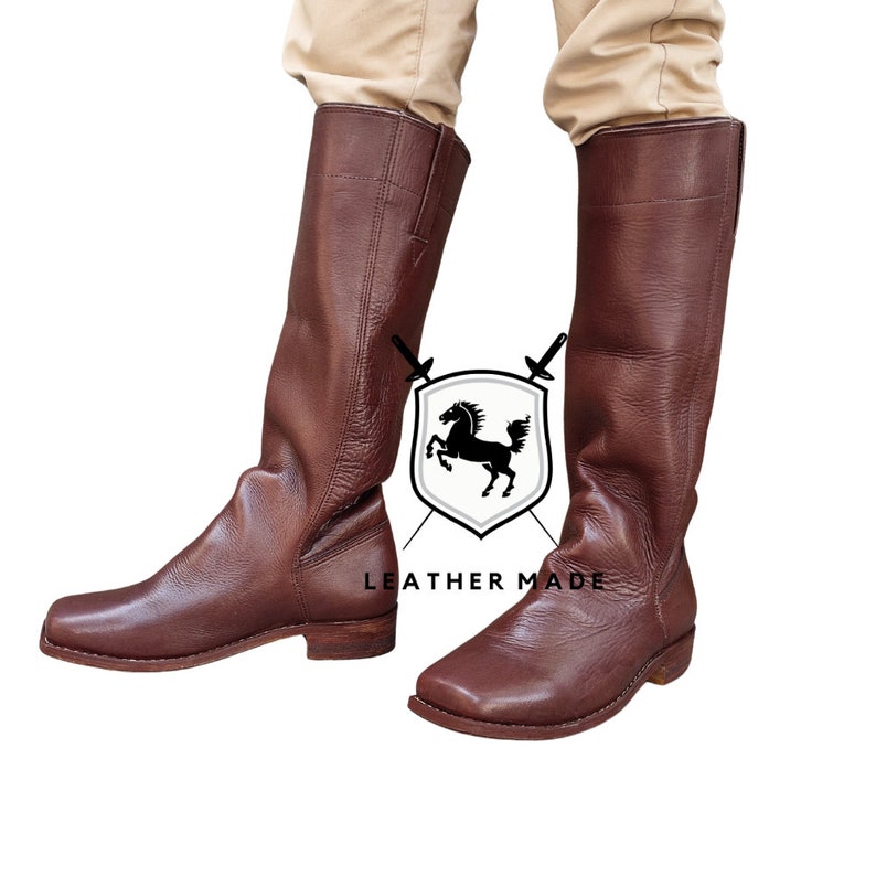 K&ouml;nnte beinhalten: Ein Paar braune, kniehohe Stiefel aus Leder mit quadratischer Spitze und niedrigem Absatz. Die Stiefel sind aus glattem Leder gefertigt und haben einen Rei&szlig;verschluss an der Innenseite des Stiefels.