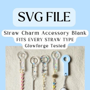 Peut inclure: Cinq breloques transparentes en plastique pour paille avec des chaînes et des breloques de différentes couleurs attachées. Les breloques sont conçues pour s'adapter à tous les types de pailles. Le texte "SVG FILE" est en haut de l'image. Le texte "Straw Charm Accessory Blank" est sous le texte SVG FILE. Le texte "FITS EVERY STRAW TYPE" est sous le texte Straw Charm Accessory Blank. Le texte "Glowforge Tested" est sous le texte FITS EVERY STRAW TYPE.