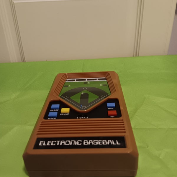 Electronics/Gaming Systems/2001 Mattel Baseball/Pre-owned/Rare Handheld Game