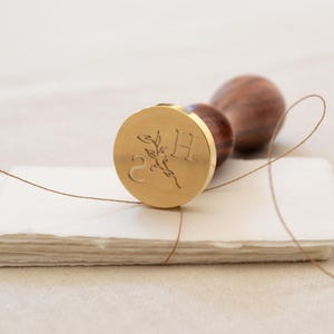 Personalisierte Livy Monogramm Wachssiegel-Stempel | Benutzerdefinierte Hochzeits-Monogramm Wachssiegel Stempel | Individuelle Initialen Wachssiegel Stempel
